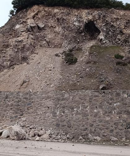 Tokat'ta kaya parçalarının düştüğü yolda ulaşım kontrollü sağlanıyor