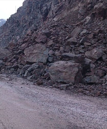 Yüksekova-Hakkari kara yolunda heyelan meydana geldi