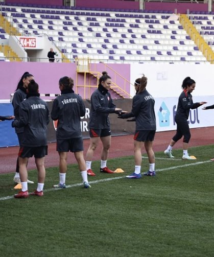 A Milli Kadın Futbol Takımı, İsviçre maçının hazırlıklarına başladı