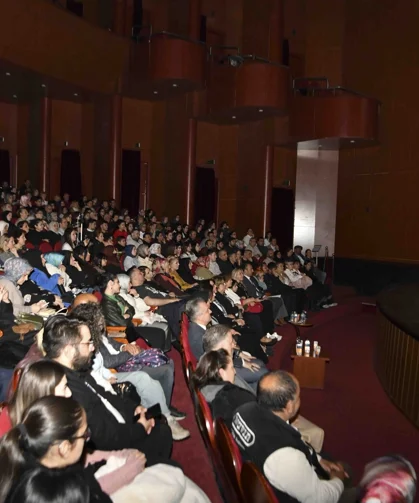 Ankara'da gençlik tiyatrosundan güçlü performans