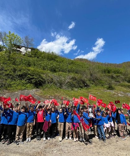 Ayvacık'ta Eynel köyündeki çocuklar 23 Nisan Ulusal Egemenlik ve Çocuk Bayramı'nı kutladı