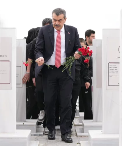 Bakan Tekin'den Şehit Öğretmenler Anıtı'na ziyaret