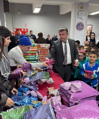 Bartın'da 8 bin 50 ilkokul öğrencisine oyuncak dağıtıldı