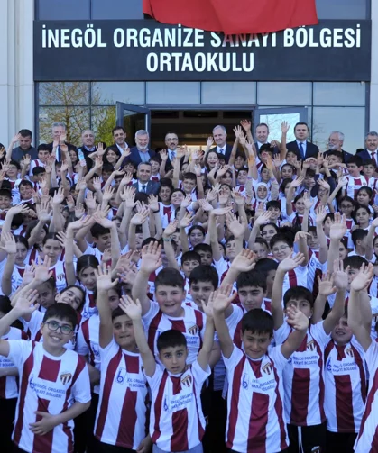 Bursa İnegölspor forması bin 100 öğrenciye dağıtıldı
