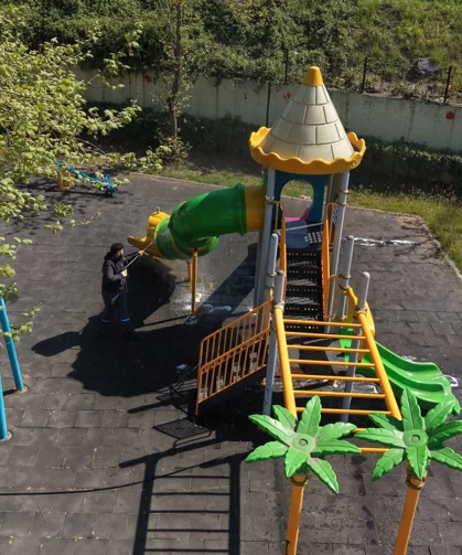 Çayırova'daki parkların oyun grupları yıkanıyor