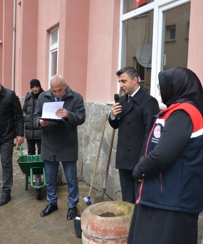 Çaykara'da öğrencilere meyve fidanı dağıtıldı