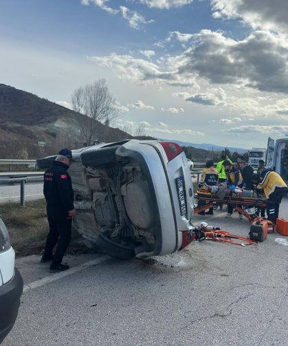 Çorum'da devrilen otomobildeki 3 kişi yaralandı