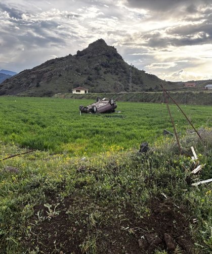 Çorum'da devrilen otomobilin sürücüsü yaralandı