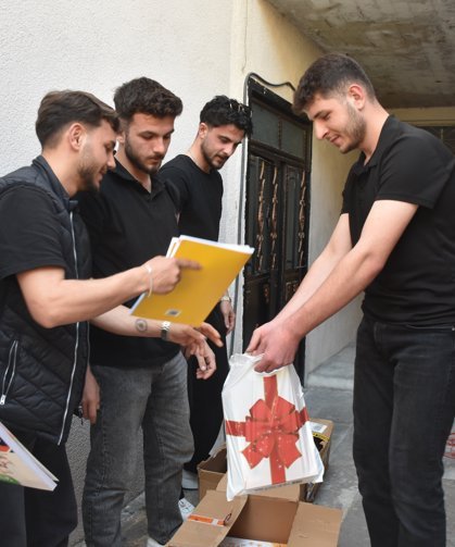 Gümüşhane'de üniversitelilerden lise öğrencilerine kitap yardımı