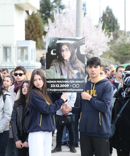 Kastamonu'da geçen yıl trafik kazasında ölen 15 yaşındaki kızın ailesi basın açıklaması yaptı