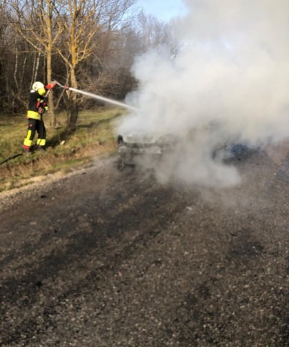 Ladik'te seyir halindeki otomobil yangın sonucu kullanılamaz hale geldi