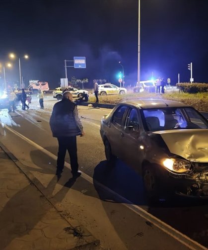 Rize'de iki otomobil çarpıştı, 4 kişi yaralandı