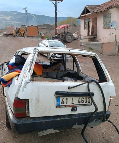 Sinop'ta devrilen otomobildeki 2 kişi yaralandı