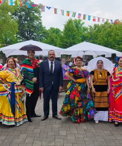 Almanya Dinslaken'de binlerce kişi geleneksel kutlamada buluştu