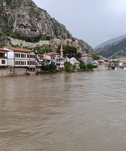 Amasya'da etkisini sürdüren sağanak Yeşilırmak'ın debisini yükseltti