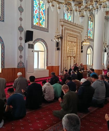 Çorum'da farklı ülkelerden öğrenciler ile görme engelliler camide buluştu