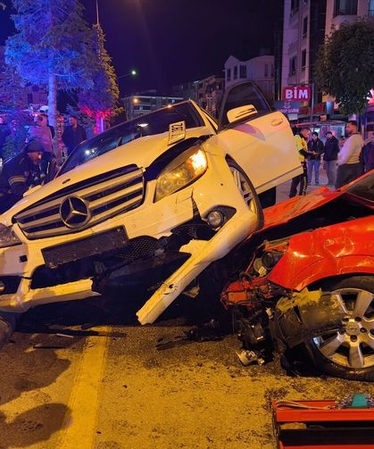 Çorum'da iki otomobilin çarpışması sonucu 3 kişi yaralandı