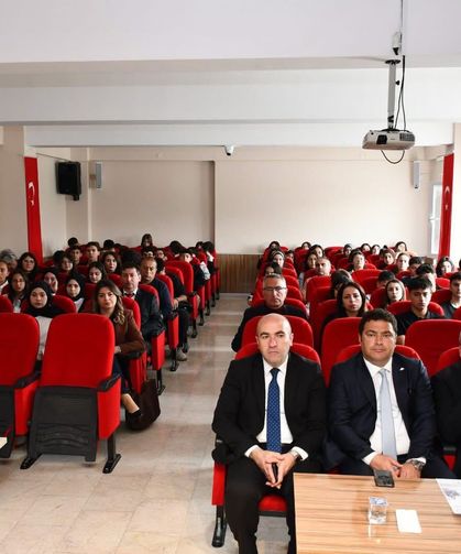 Çorum'da 'Oku-Yorum, Yazı-Yorum' paneli düzenlendi
