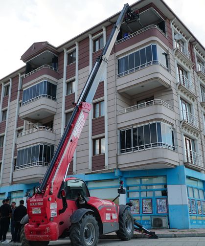 Çorum'da yaklaşık 250 kilo ağırlığındaki kişinin cenazesi dairesinden forkliftle çıkarıldı