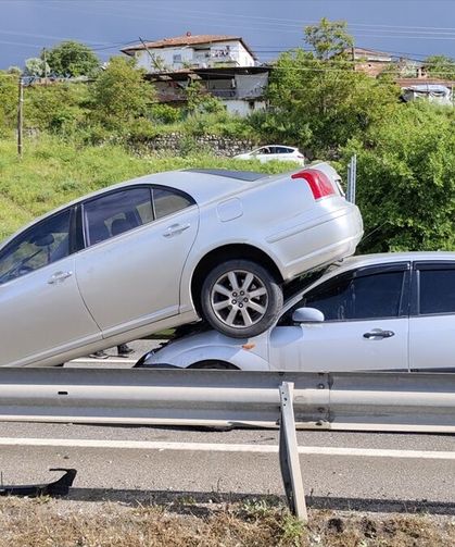Çorum'da zincirleme kazada araç diğer aracın üzerine çıktı