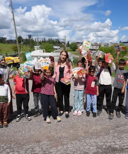 Diyarbakır'da 'Masal Sandığı' projesiyle kitaplar çocuklara ulaştırıldı