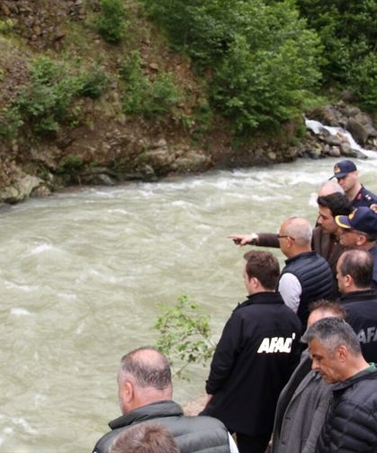 Giresun Valisi Koç, akıntıya kapılarak kaybolan kişiyi arama çalışmalarını inceledi