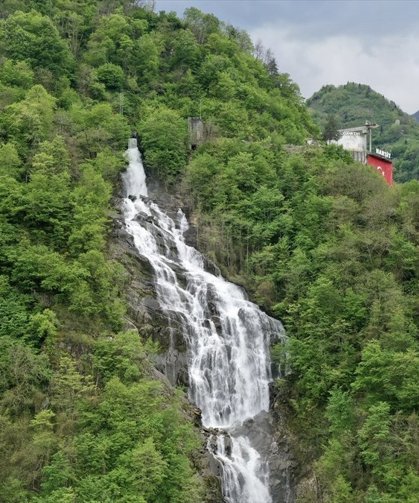 Giresun'da 190 metre yükseklikten tahliye edilen suyun oluşturduğu şelale ilgi görüyor