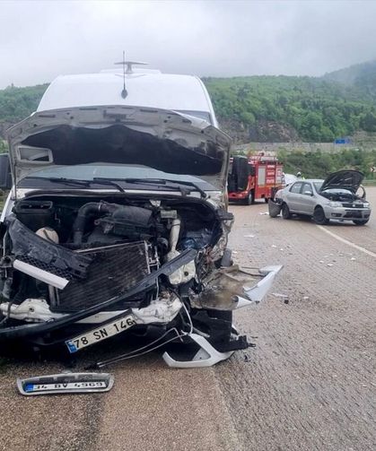Karabük'te minibüsle otomobilin çarpışması sonucu 6 kişi yaralandı