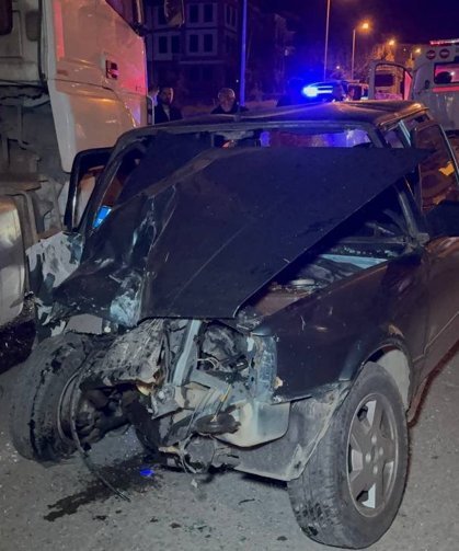 Karabük'te park halindeki tıra çarpan otomobilin sürücüsü yaralandı