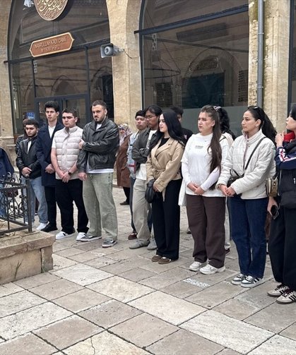 Kastamonu'da vakıf eserlerini gezen yabancı öğrenciler yöresel kıyafetler giyip halk oyunu oynadı