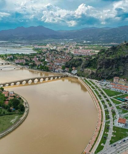 Kızılırmak Nehri'nin rengi kahverengiye döndü