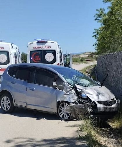 Sinop'ta istinat duvarına çarpan otomobildeki 5 kişi yaralandı