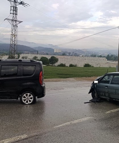Sinop'ta otomobille hafif ticari aracın çarpıştığı kazada 3 kişi yaralandı