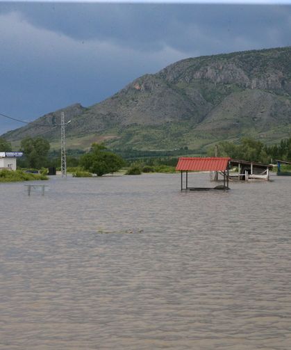 Tokat'ta sular altında kalan mezarlık ve tarım arazileri dronla görüntülendi