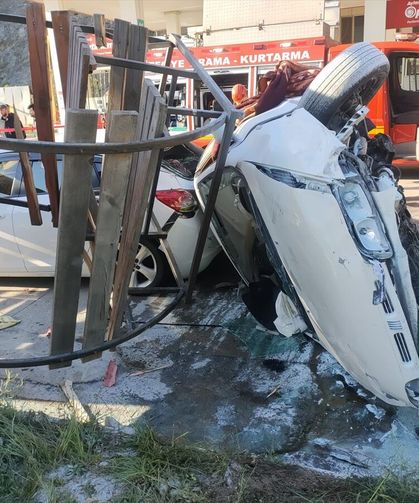 Zonguldak'ta takla atan otomobilin akaryakıt istasyonundaki çocuklara çarpması sonucu 6 kişi yaralandı
