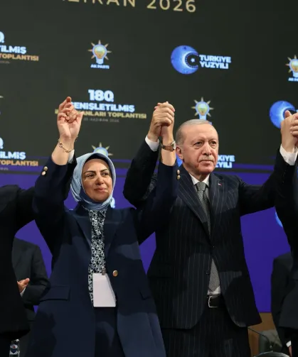 AK Parti'ye üç belediye başkanı daha katıldı... Rozetleri Erdoğan taktı