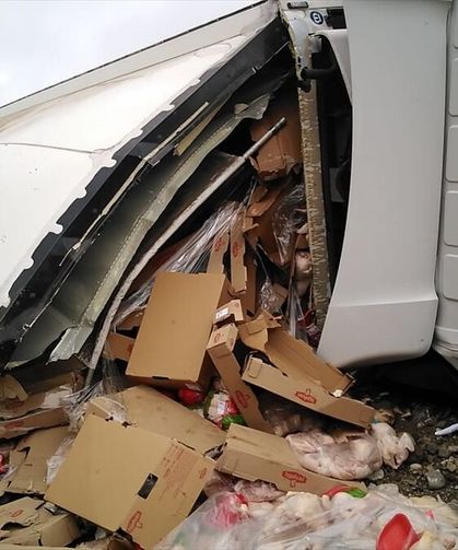Amasya'da tavuk ürünleri taşıyan tır devrildi, 2 kişi yaralandı