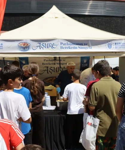 Bursa Büyükşehir aşure bereketini Yıldırımlılarla paylaştı