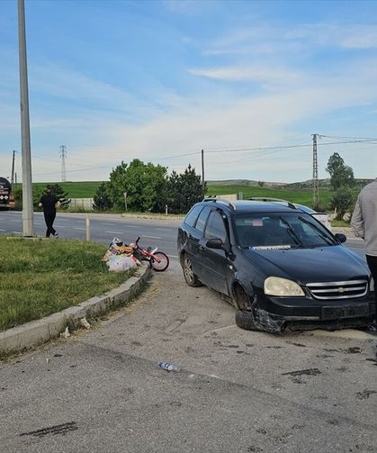Çorum'da asfalt yüklü tankerle çarpışan otomobildeki 4 kişi yaralandı