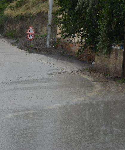 Çorum'un Dodurga ilçesinde dolu ve kuvvetli yağış hayatı olumsuz etkiledi