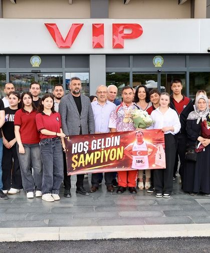 Dünya şampiyonasından 7 madalyayla dönen özel sporcu, Trabzon Havalimanı'nda karşılandı