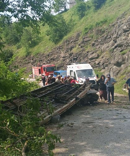 Düzce'de şarampole devrilen çekicinin sürücüsü öldü