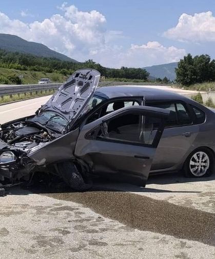 Kastamonu'da istinat duvarına çarpan otomobilde 2 kişi yaralandı