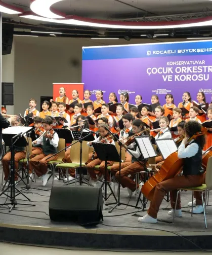 Kocaeli'de geleceğin sanatçıları ayakta alkışlandı