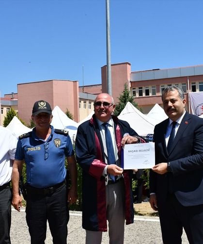 OMÜ öğrencisi Sarıer, 56 yaşında bölüm birincisi olarak mezun oldu