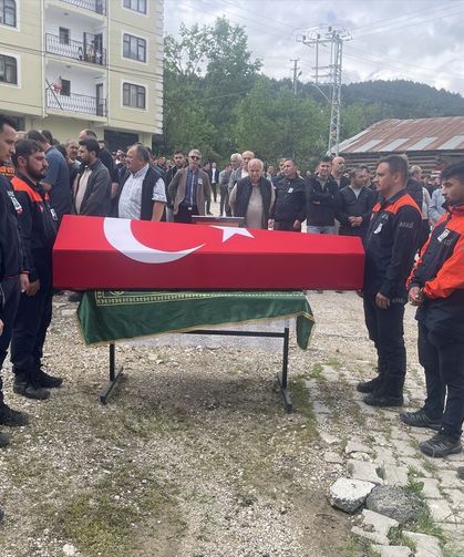 Rize'de kurtarma çalışmasında ölen AFAD görevlisi Bolu'da defnedildi