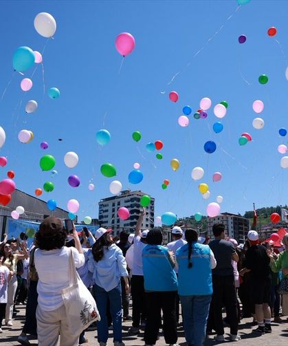 Rize'de lösemiyi yenen 9 yaşındaki çocuk için gökyüzüne balon bırakıldı