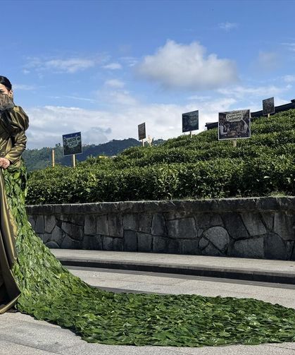 Rize'de üniversite öğrencisi çay yaprakları kullanarak kıyafet tasarladı