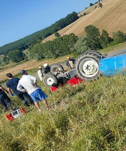 Samsun'da devrilen traktörün altında kalan sürücü hayatını kaybetti