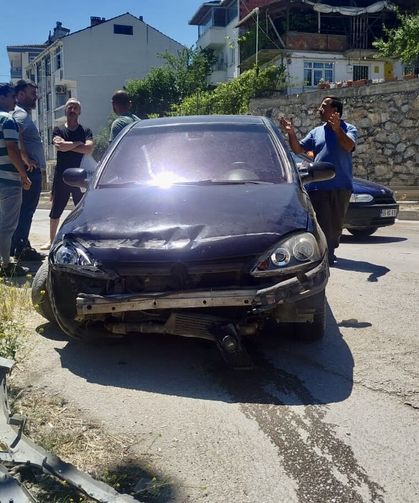 Sinop'ta bariyere çarpan otomobildeki 3 kişi yaralandı